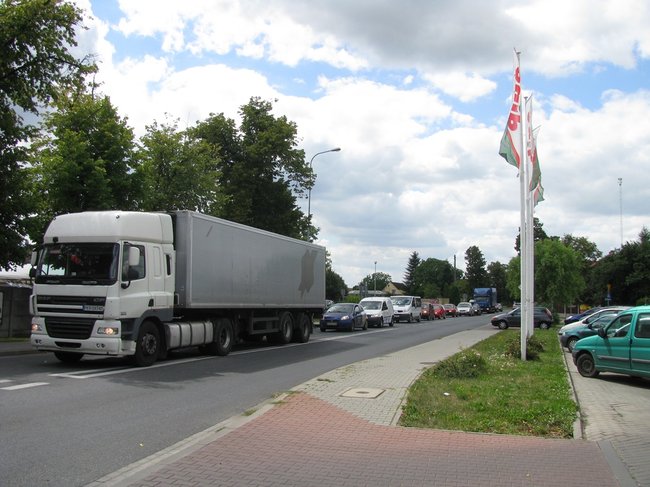 Ciężarówka zablokowała rondo - zdjęcia