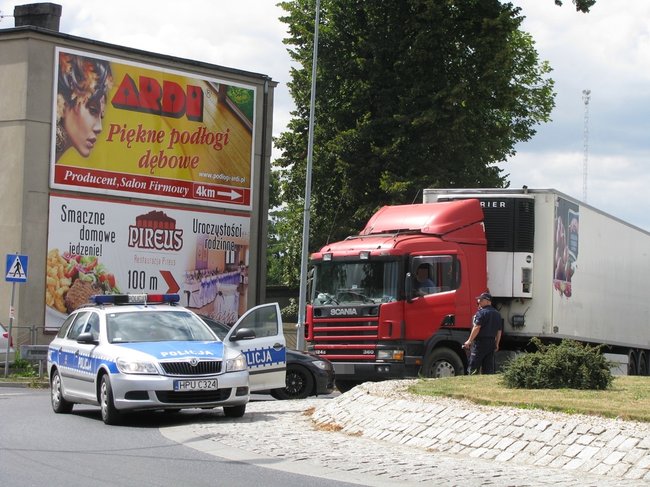 Ciężarówka zablokowała rondo - zdjęcia