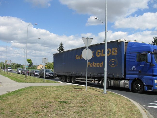 Ciężarówka zablokowała rondo - zdjęcia