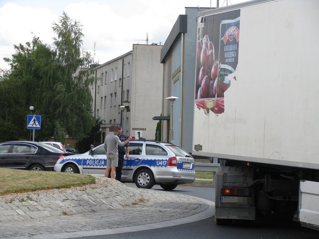 Ciężarówka zablokowała rondo - zdjęcia