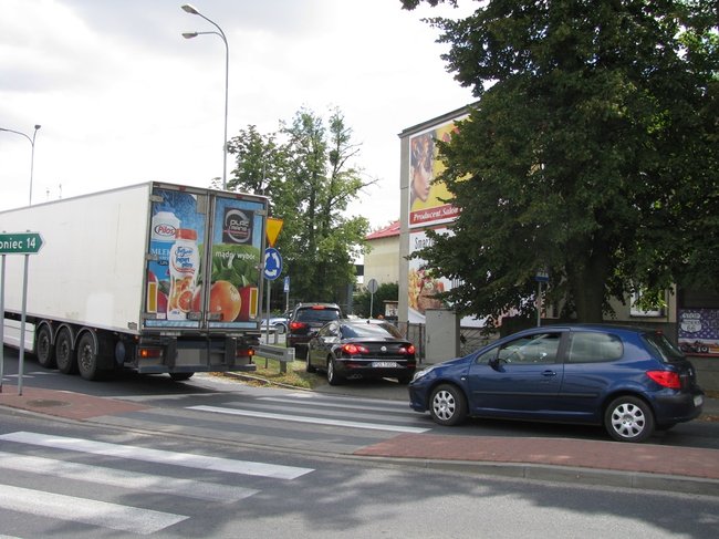 Ciężarówka zablokowała rondo - zdjęcia