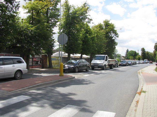 Ciężarówka zablokowała rondo - zdjęcia