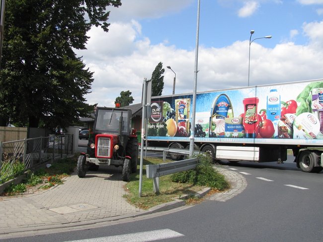 Ciężarówka zablokowała rondo - zdjęcia