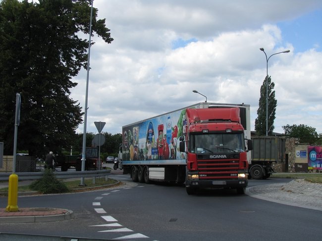 Ciężarówka zablokowała rondo - zdjęcia