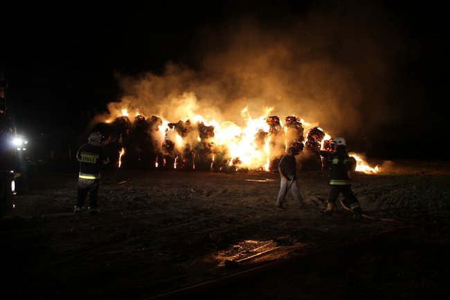 Olbrzymi pożar w środku wsi - zdjęcia