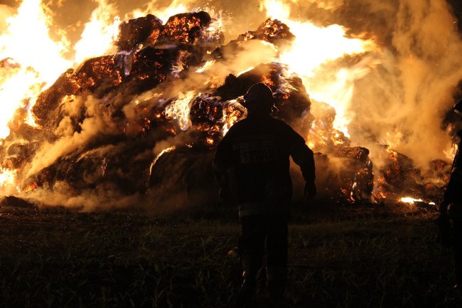 Olbrzymi pożar w środku wsi - zdjęcia