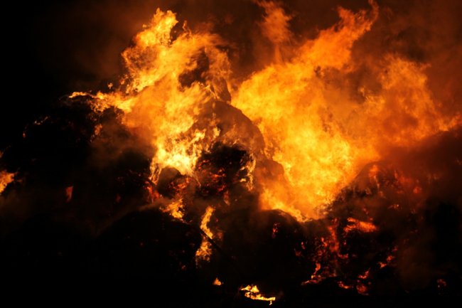 Olbrzymi pożar w środku wsi - zdjęcia