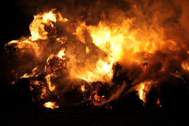 Olbrzymi pożar w środku wsi - zdjęcia