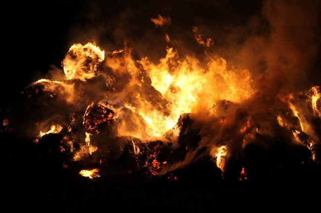 Olbrzymi pożar w środku wsi - zdjęcia