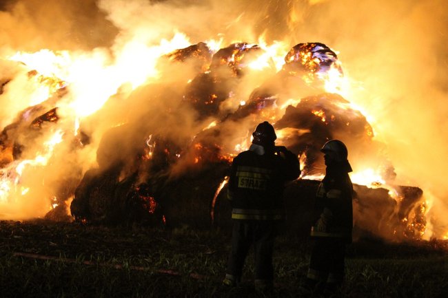 Olbrzymi pożar w środku wsi - zdjęcia