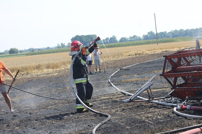 Płonął kombajn i zboże na pniu - zdjęcia