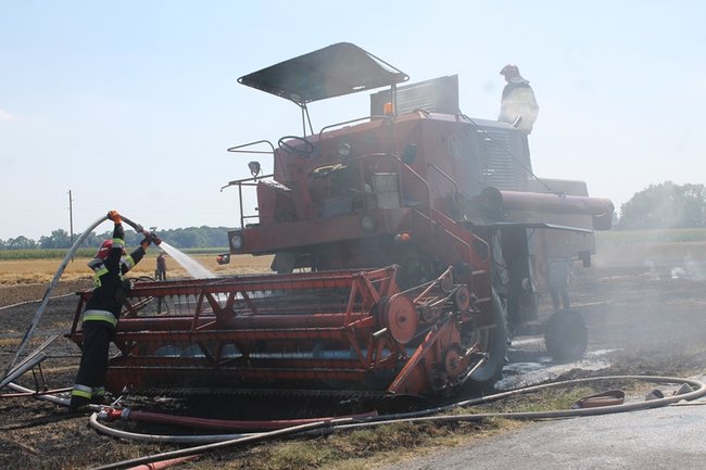 Płonął kombajn i zboże na pniu - zdjęcia