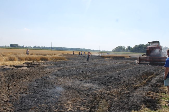 Płonął kombajn i zboże na pniu - zdjęcia