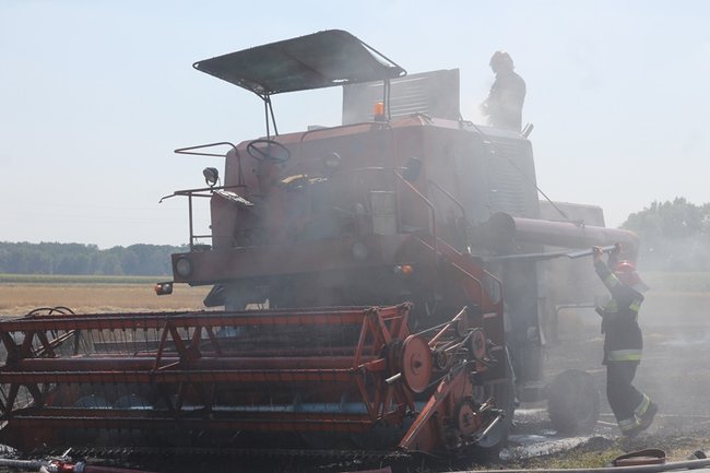 Płonął kombajn i zboże na pniu - zdjęcia
