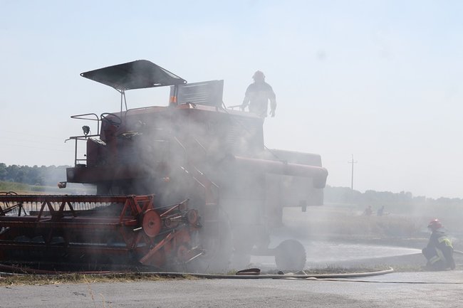Płonął kombajn i zboże na pniu - zdjęcia