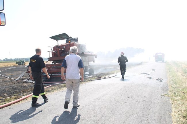 Płonął kombajn i zboże na pniu - zdjęcia