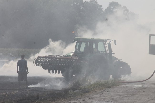 Płonął kombajn i zboże na pniu - zdjęcia