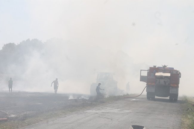 Płonął kombajn i zboże na pniu - zdjęcia