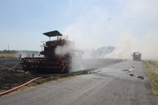 Płonął kombajn i zboże na pniu - zdjęcia