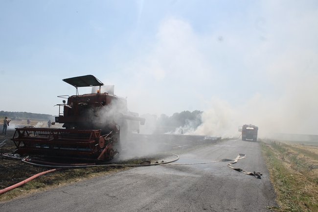 Płonął kombajn i zboże na pniu - zdjęcia