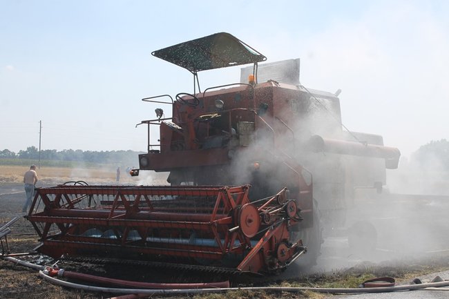 Płonął kombajn i zboże na pniu - zdjęcia