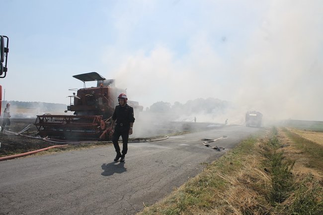 Płonął kombajn i zboże na pniu - zdjęcia