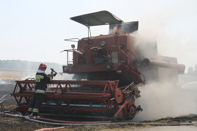 Płonął kombajn i zboże na pniu - zdjęcia