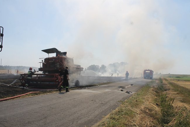 Płonął kombajn i zboże na pniu - zdjęcia
