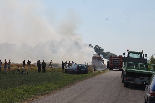 Płonął kombajn i zboże na pniu - zdjęcia