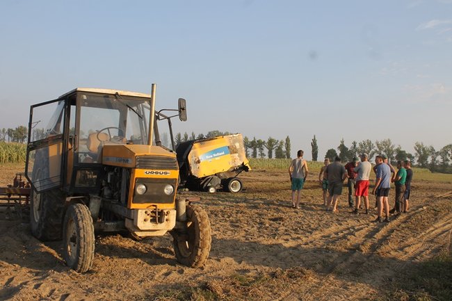 Spłonęła prasa - ciagnik uratowany - zdjęcia