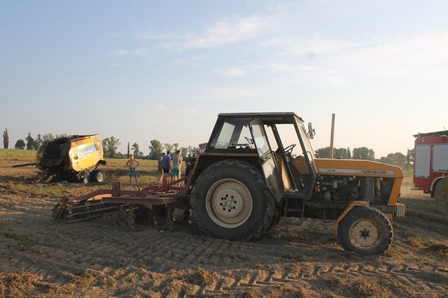 Spłonęła prasa - ciagnik uratowany - zdjęcia