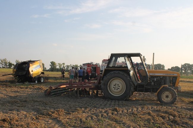 Spłonęła prasa - ciagnik uratowany - zdjęcia