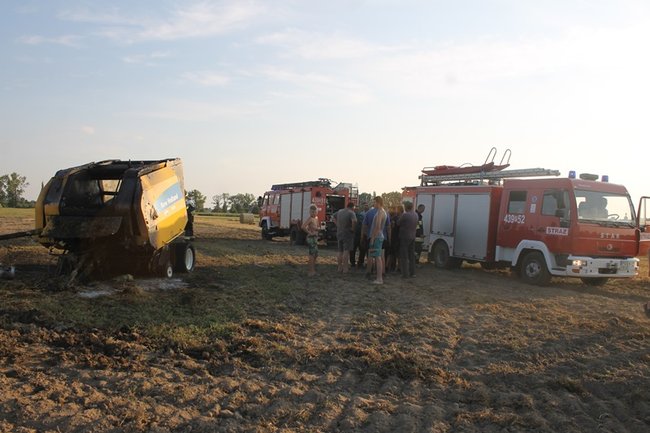 Spłonęła prasa - ciagnik uratowany - zdjęcia