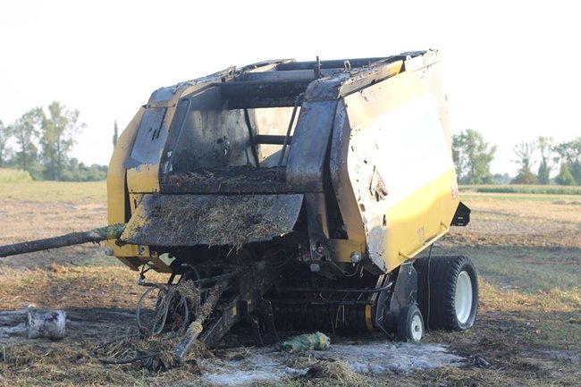 Spłonęła prasa - ciagnik uratowany - zdjęcia