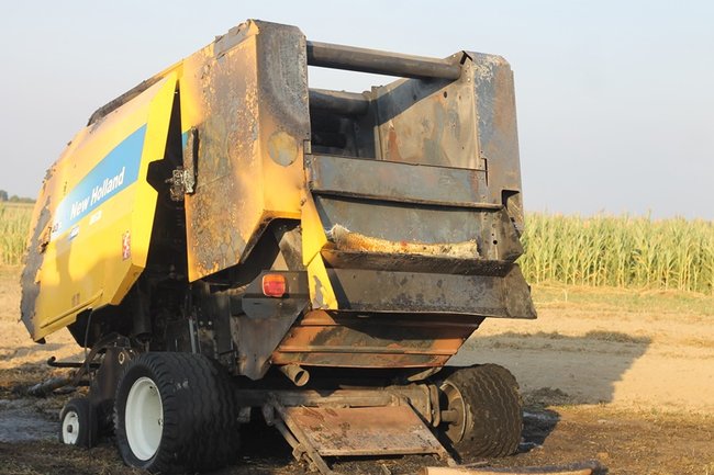 Spłonęła prasa - ciagnik uratowany - zdjęcia