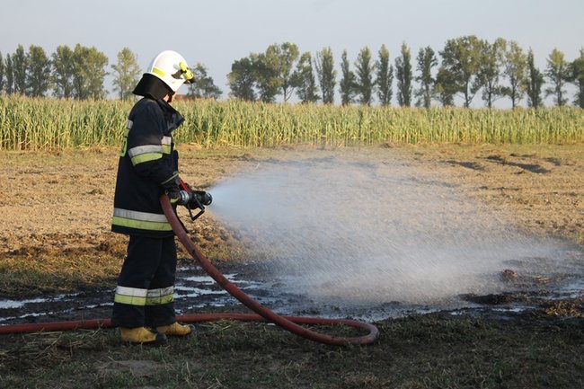 Spłonęła prasa - ciagnik uratowany - zdjęcia
