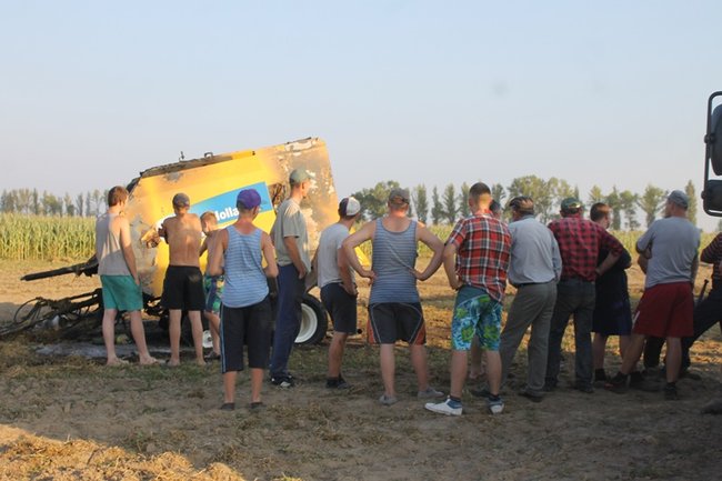 Spłonęła prasa - ciagnik uratowany - zdjęcia