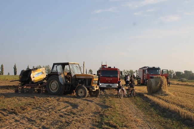 Spłonęła prasa - ciagnik uratowany - zdjęcia