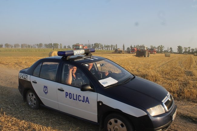 Spłonęła prasa - ciagnik uratowany - zdjęcia