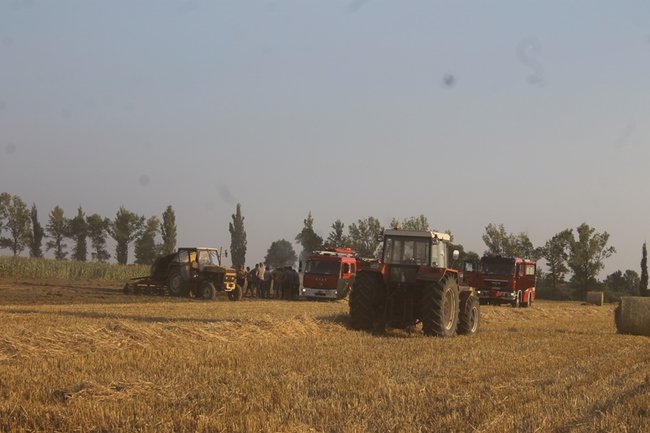 Spłonęła prasa - ciagnik uratowany - zdjęcia