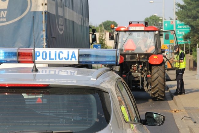 Ciągnik uderzył w BMW - zdjęcia