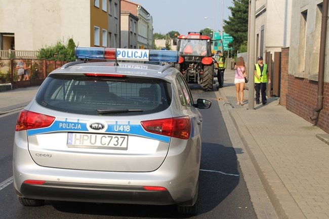 Ciągnik uderzył w BMW - zdjęcia