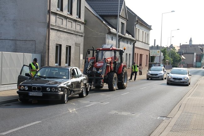 Ciągnik uderzył w BMW - zdjęcia