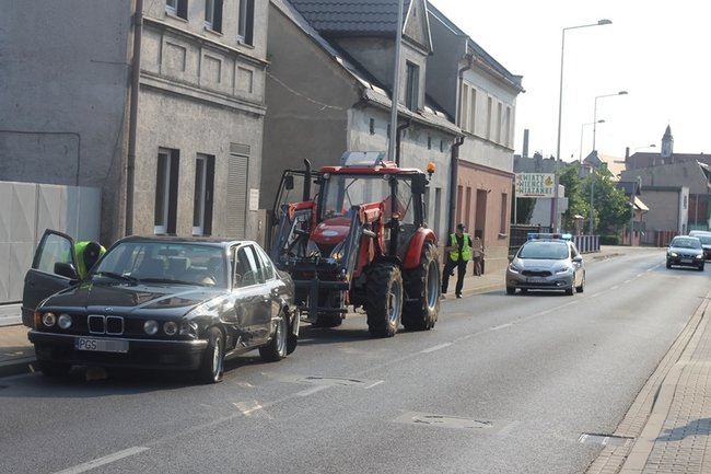 Ciągnik uderzył w BMW - zdjęcia
