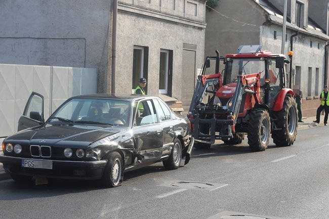 Ciągnik uderzył w BMW - zdjęcia