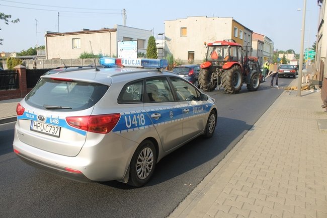 Ciągnik uderzył w BMW - zdjęcia