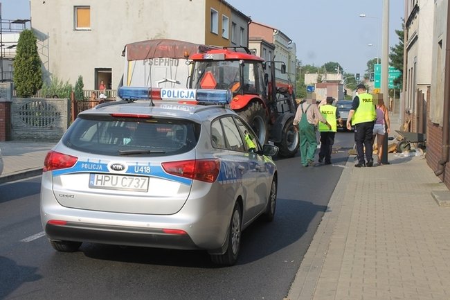 Ciągnik uderzył w BMW - zdjęcia