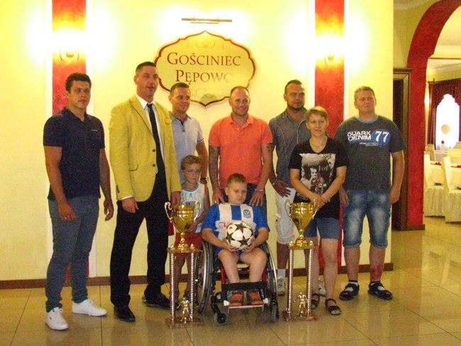 Znany piłkarz dotrzymał słowa - zdjęcia