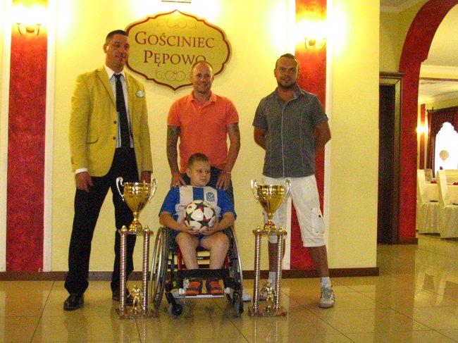 Znany piłkarz dotrzymał słowa - zdjęcia