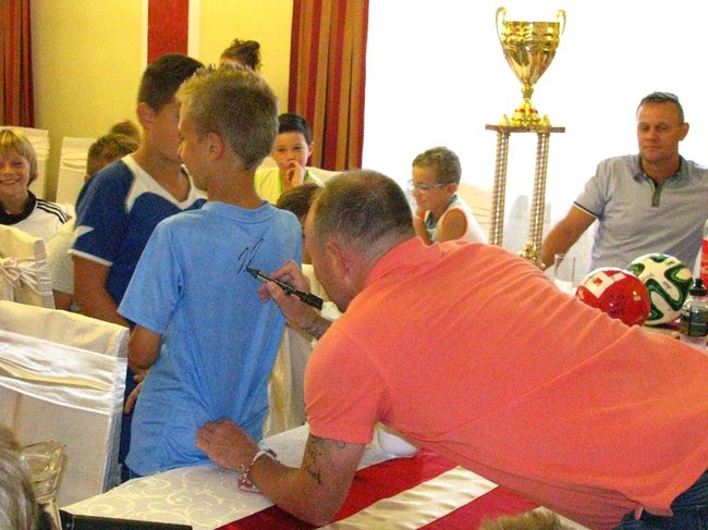 Znany piłkarz dotrzymał słowa - zdjęcia